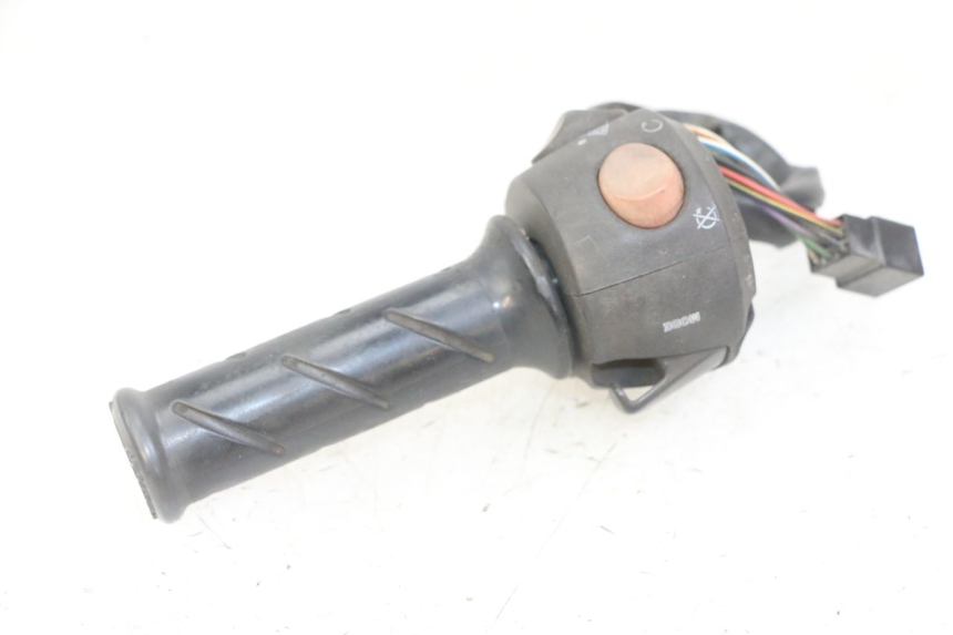 photo de RIGHT SWITCH PEUGEOT SATELIS 125 (2013 - 2018) - Fixing points details