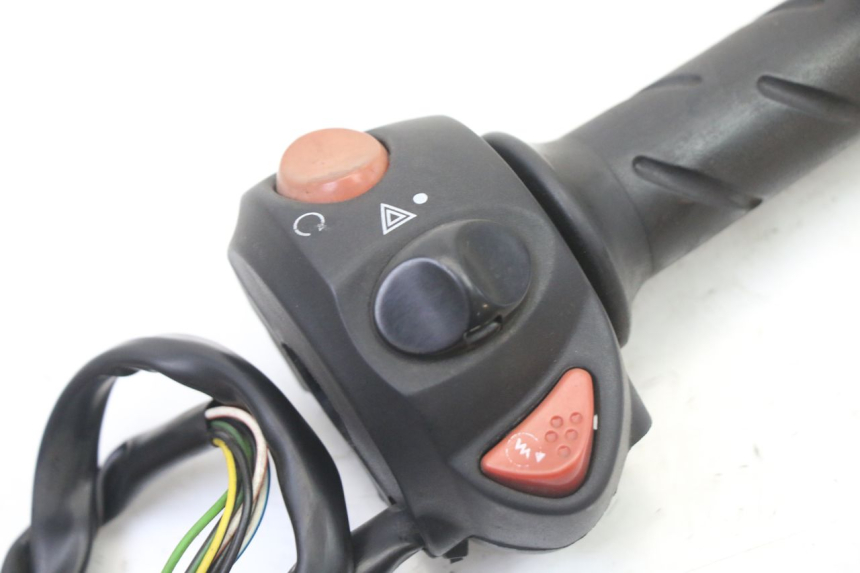 photo de RIGHT SWITCH PEUGEOT SATELIS 125 (2013 - 2018) - Component detail