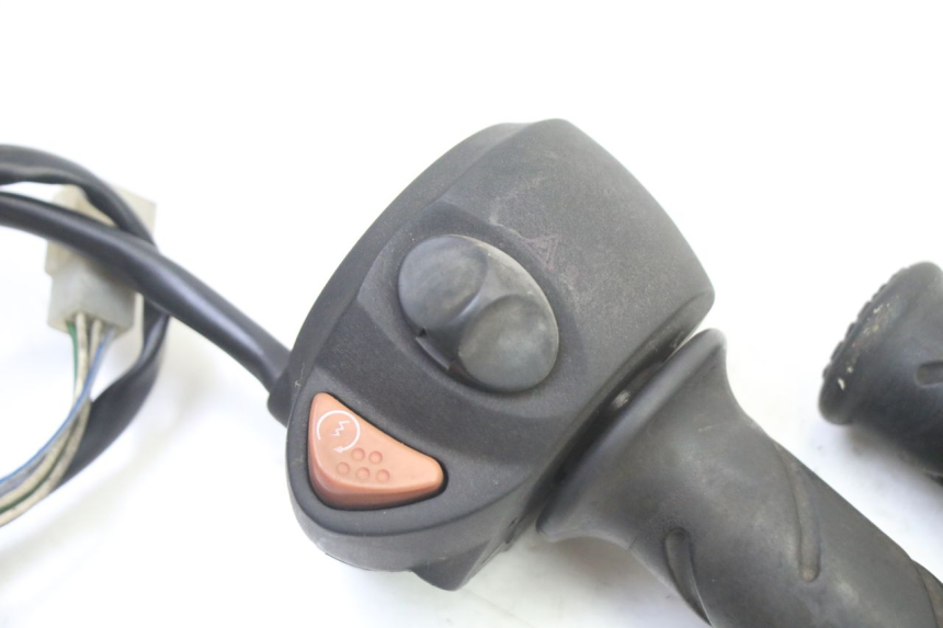 photo de RIGHT SWITCH PEUGEOT SATELIS 250 (2006 - 2012) - Component detail