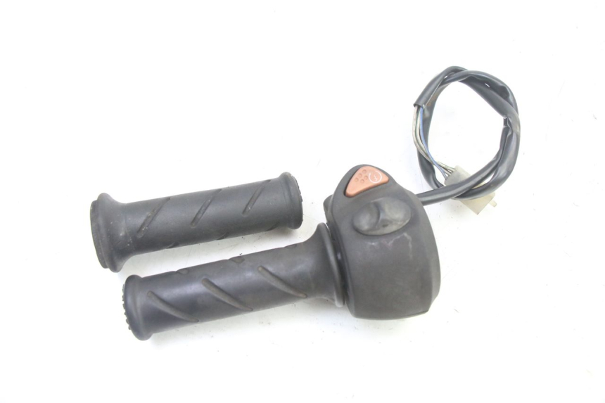 photo de RIGHT SWITCH PEUGEOT SATELIS 250 (2006 - 2012) - Zoom on usage condition