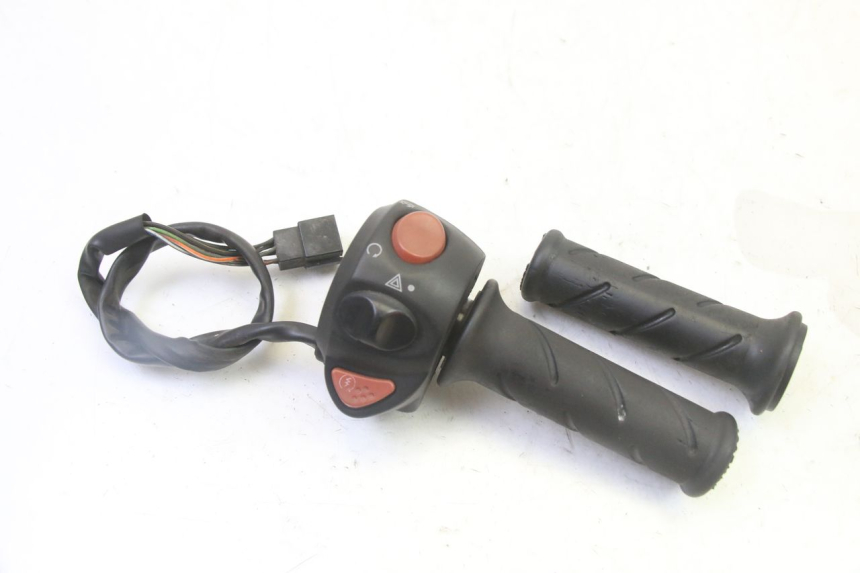 photo de RIGHT SWITCH PEUGEOT SATELIS 125 (2013 - 2018) - Main view