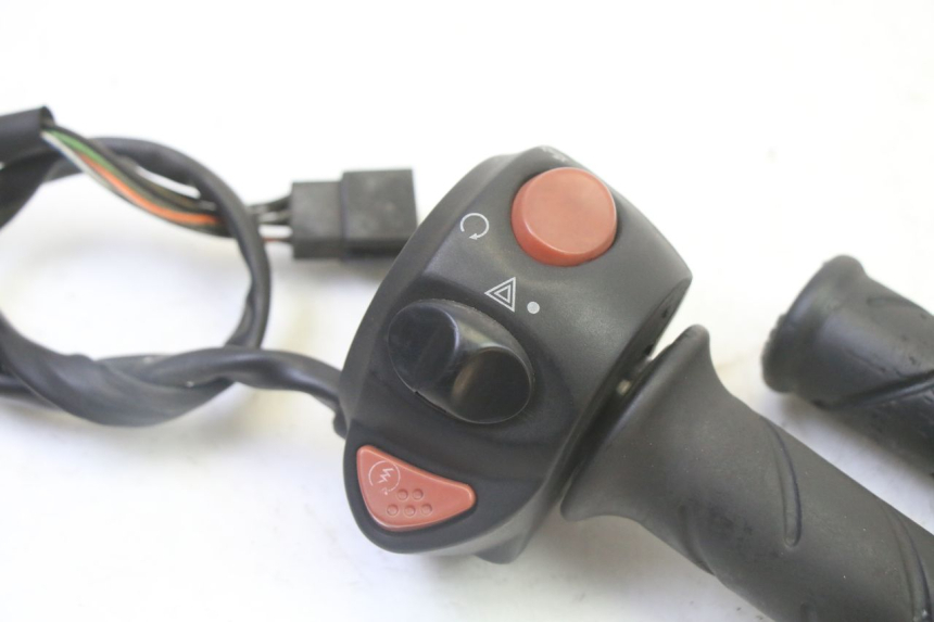photo de RIGHT SWITCH PEUGEOT SATELIS 125 (2013 - 2018) - Component detail