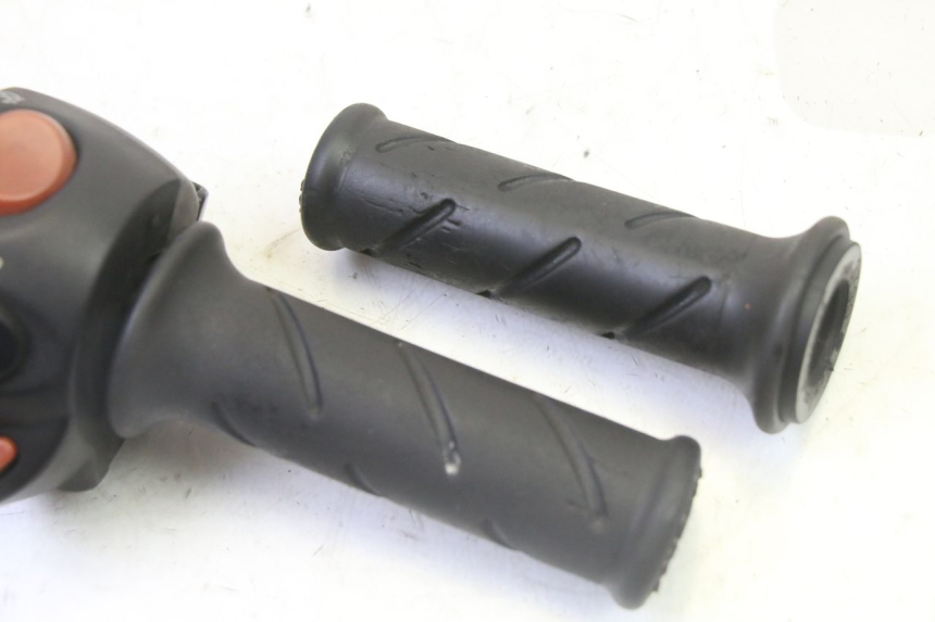 photo de RIGHT SWITCH PEUGEOT SATELIS 125 (2013 - 2018) - Zoom on usage condition