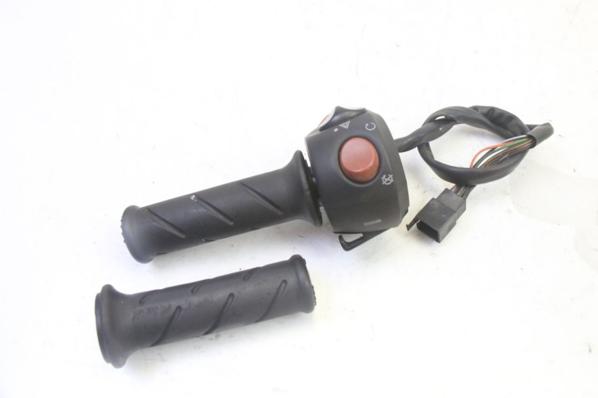 photo de RIGHT SWITCH PEUGEOT SATELIS 125 (2013 - 2018) - Alternative perspective