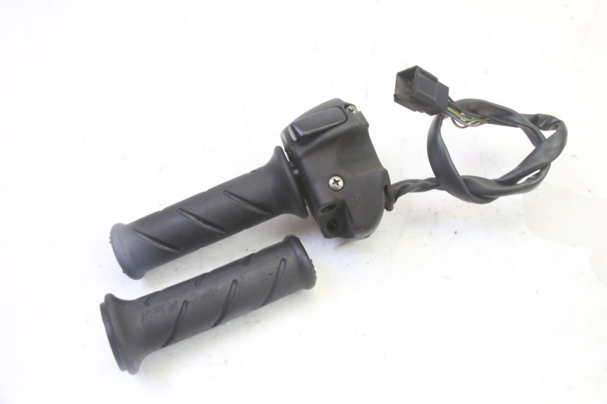 photo de RIGHT SWITCH PEUGEOT SATELIS 125 (2013 - 2018) - Technical close-up