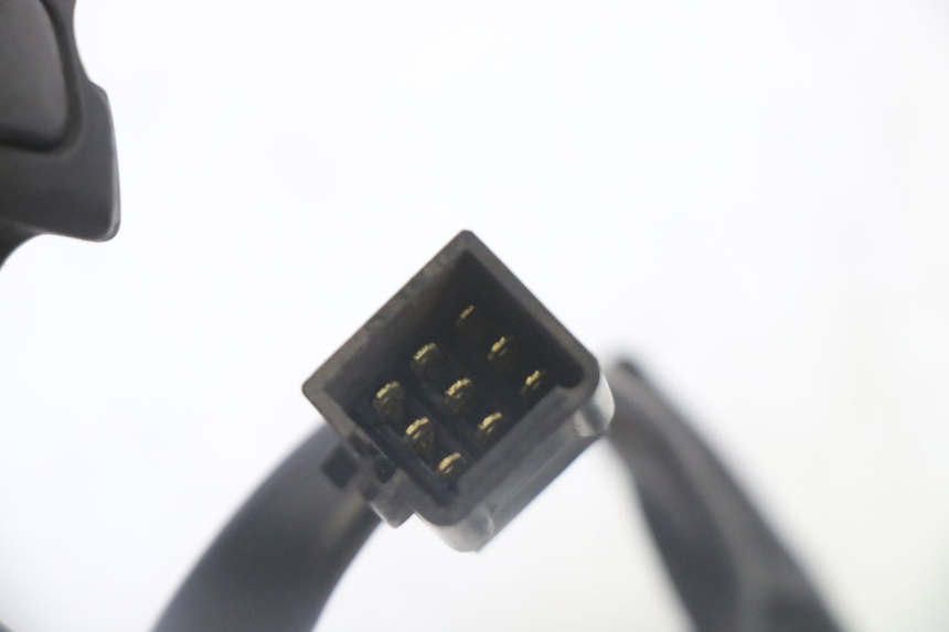 photo de RIGHT SWITCH PEUGEOT SATELIS 125 (2013 - 2018) - Fixing points details