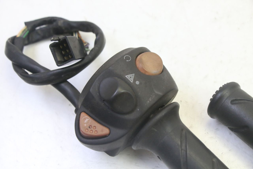 photo de RIGHT SWITCH PEUGEOT SATELIS 125 (2013 - 2018) - Component detail