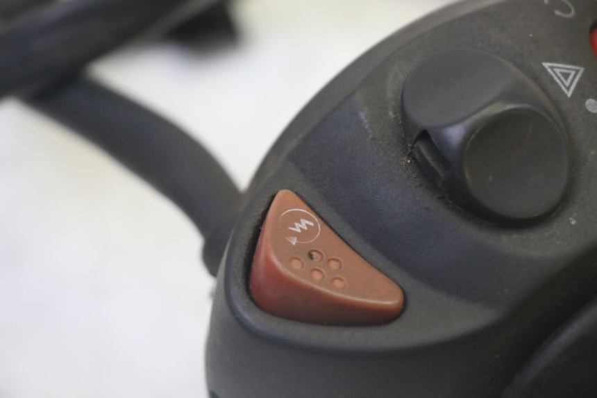 photo de RIGHT SWITCH PEUGEOT SATELIS 125 (2013 - 2018) - Zoom on usage condition