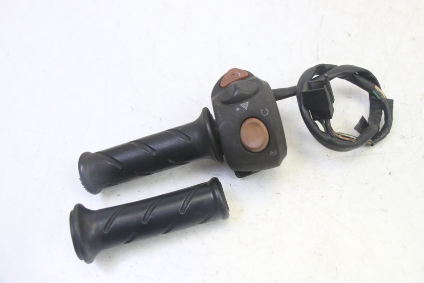 photo de RIGHT SWITCH PEUGEOT SATELIS 125 (2013 - 2018) - Technical close-up