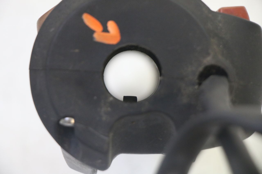 photo de RIGHT SWITCH PEUGEOT SATELIS 125 (2013 - 2018) - Fixing points details