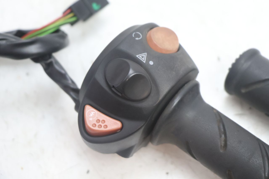 photo de RIGHT SWITCH PEUGEOT SATELIS 125 (2013 - 2018) - Component detail