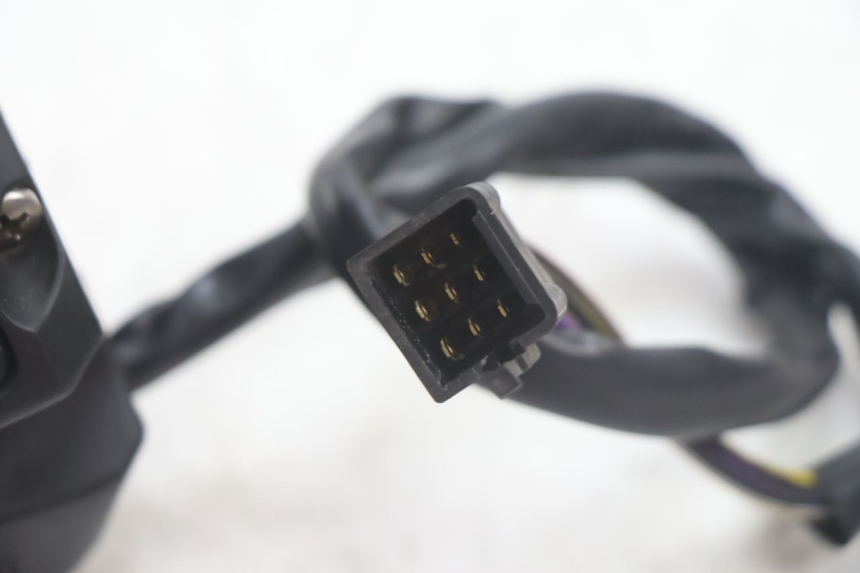 photo de RIGHT SWITCH PEUGEOT SATELIS 125 (2013 - 2018) - Surface and material condition