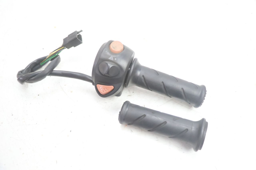 photo de RIGHT SWITCH PEUGEOT SATELIS 125 (2013 - 2018) - Main view