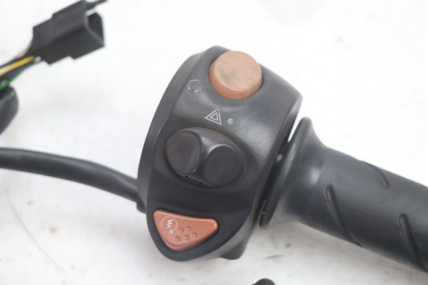photo de RIGHT SWITCH PEUGEOT SATELIS 125 (2013 - 2018) - Component detail