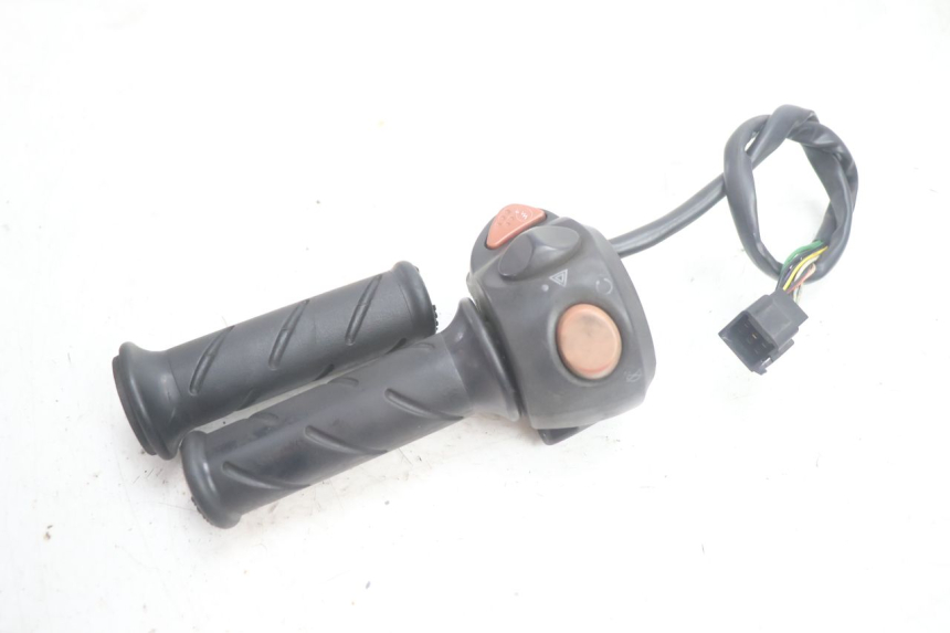 photo de RIGHT SWITCH PEUGEOT SATELIS 125 (2013 - 2018) - Alternative perspective
