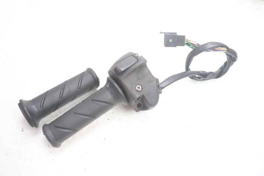 photo de RIGHT SWITCH PEUGEOT SATELIS 125 (2013 - 2018) - Technical close-up