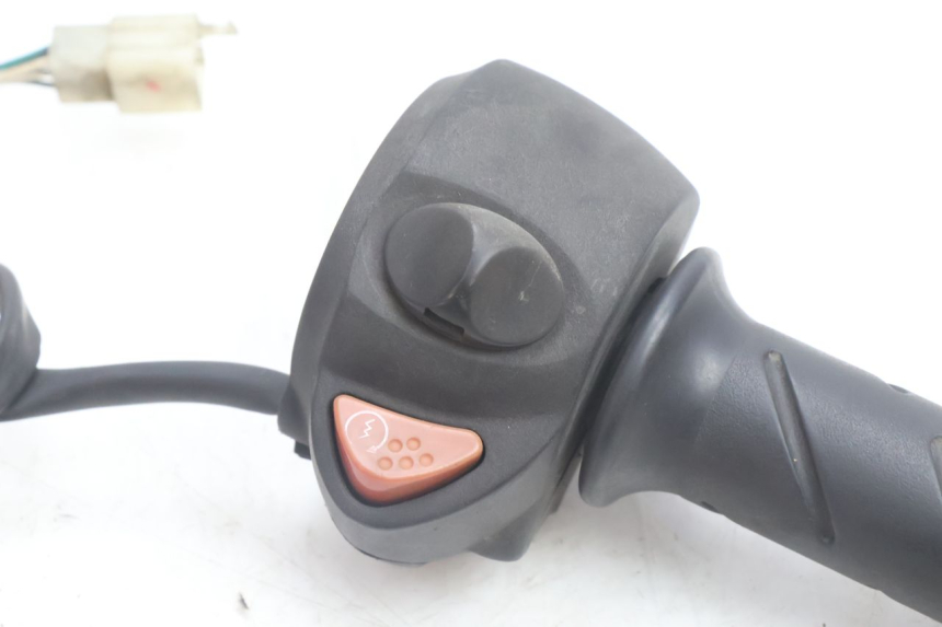 photo de RIGHT HANDLEBAR SWITCH PEUGEOT SATELIS 125 (2006 - 2009) - Component detail