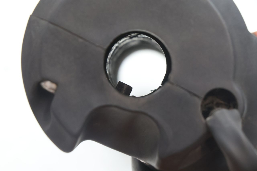 photo de RIGHT HANDLEBAR SWITCH PEUGEOT SATELIS 125 (2006 - 2009) - Fixing points details