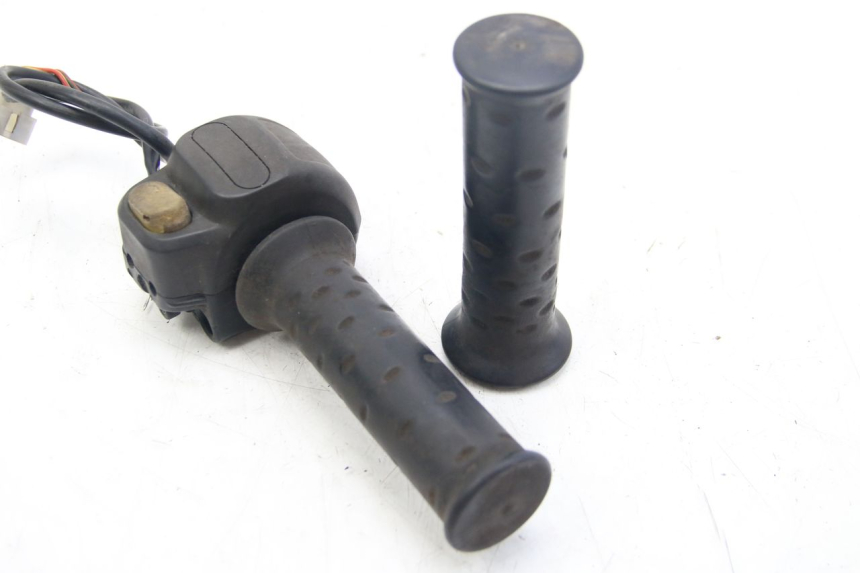 photo de RIGHT HANDLEBAR SWITCH APRILIA SCARABEO 4T 50 (2009 - 2017) - Alternative perspective