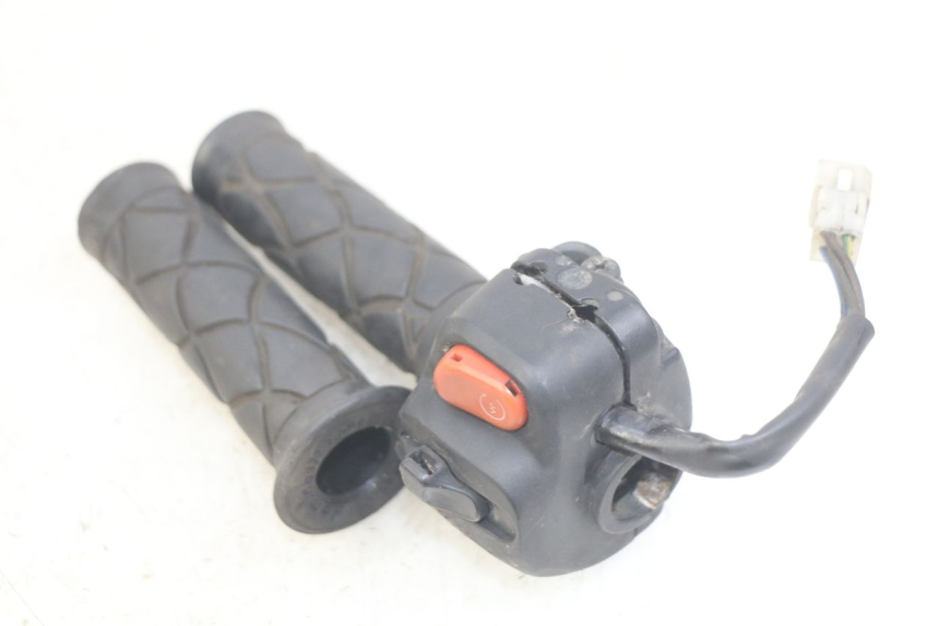 photo de RIGHT HANDLEBAR SWITCH MBK SKYLINER 125 (1998 - 2001) - Zoom on usage condition