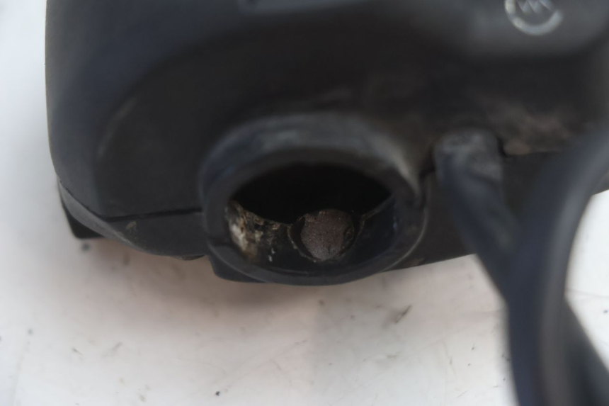photo de RIGHT HANDLEBAR SWITCH PEUGEOT SPEEDFIGHT LC 50 (1996 - 2002) - Fixing points details
