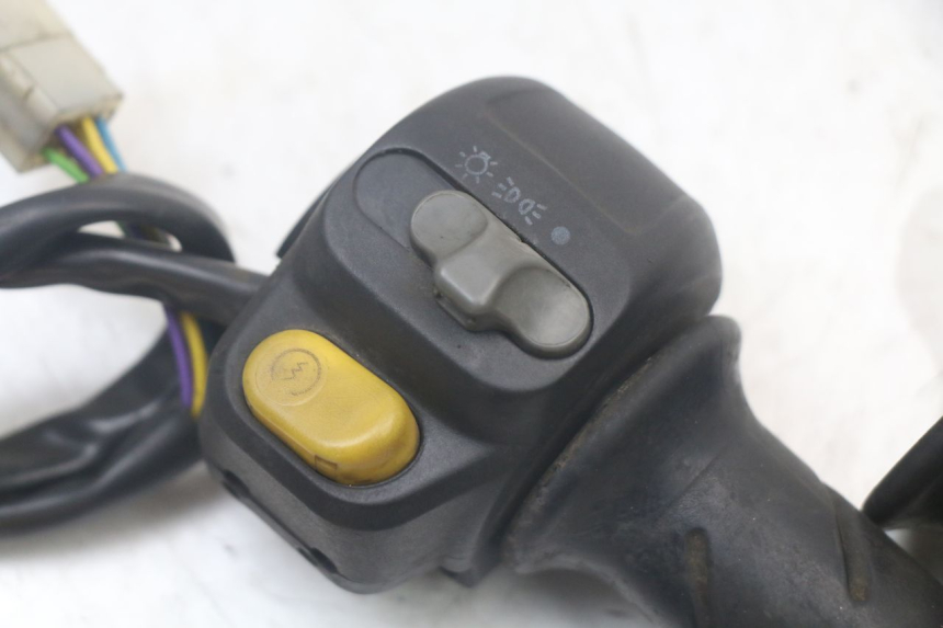 photo de RIGHT HANDLEBAR SWITCH PEUGEOT SPEEDFIGHT 100 (1997 - 2007) - Zoom on usage condition