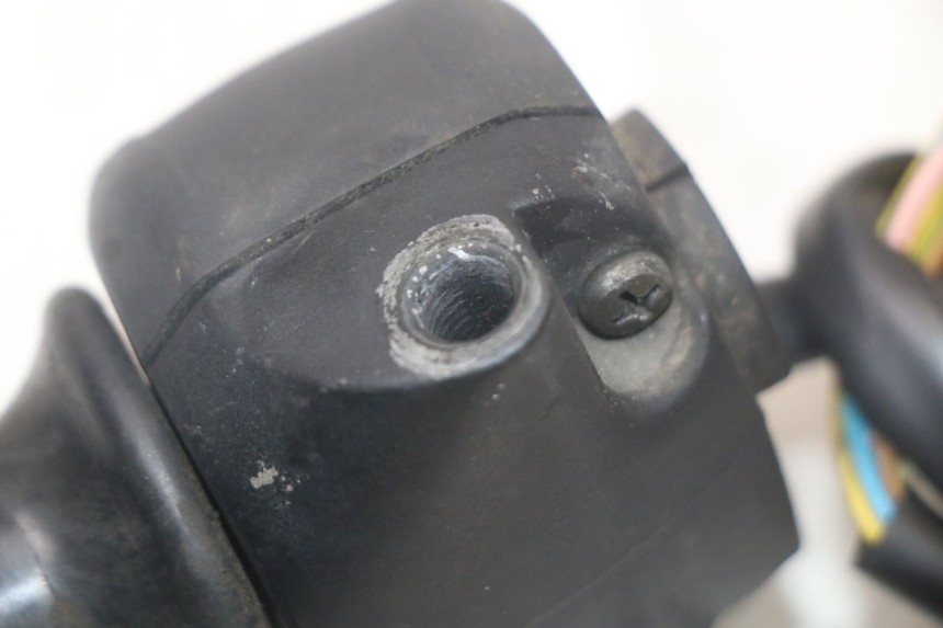photo de RIGHT HANDLEBAR SWITCH PEUGEOT SPEEDFIGHT 100 (1997 - 2007) - Fixing points details