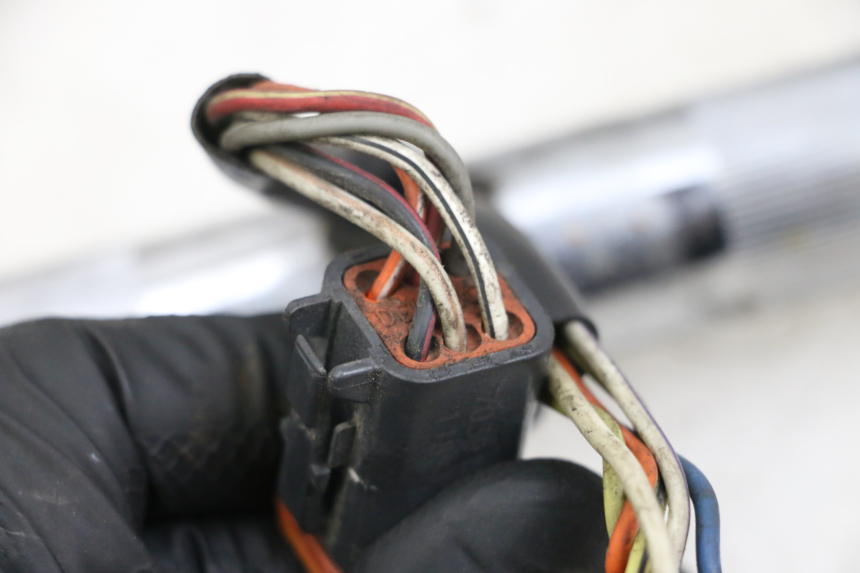 photo de RIGHT SWITCH HARLEY DAVIDSON SPORTSTER XL CUSTOM 1200 (2003 - 2004) - Surface and material condition