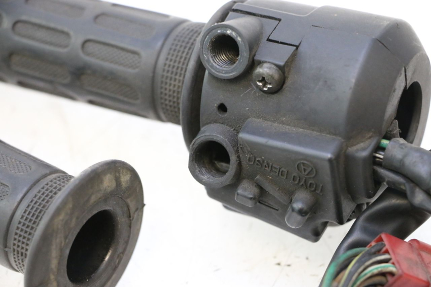 photo de RIGHT SWITCH HONDA ST PAN EUROPEAN 1100 (1990 - 2002) - Fixing points details