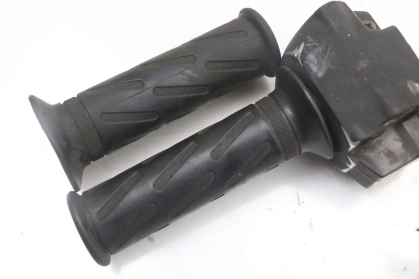 photo de RIGHT SWITCH PEUGEOT STREETZONE 2T 50 (2014 - 2019) - Fixing points details