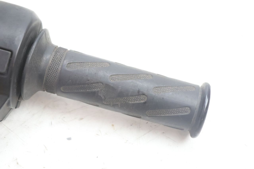photo de RIGHT SWITCH PEUGEOT STREETZONE NAKED 2T 50 (2014 - 2018) - Zoom on usage condition