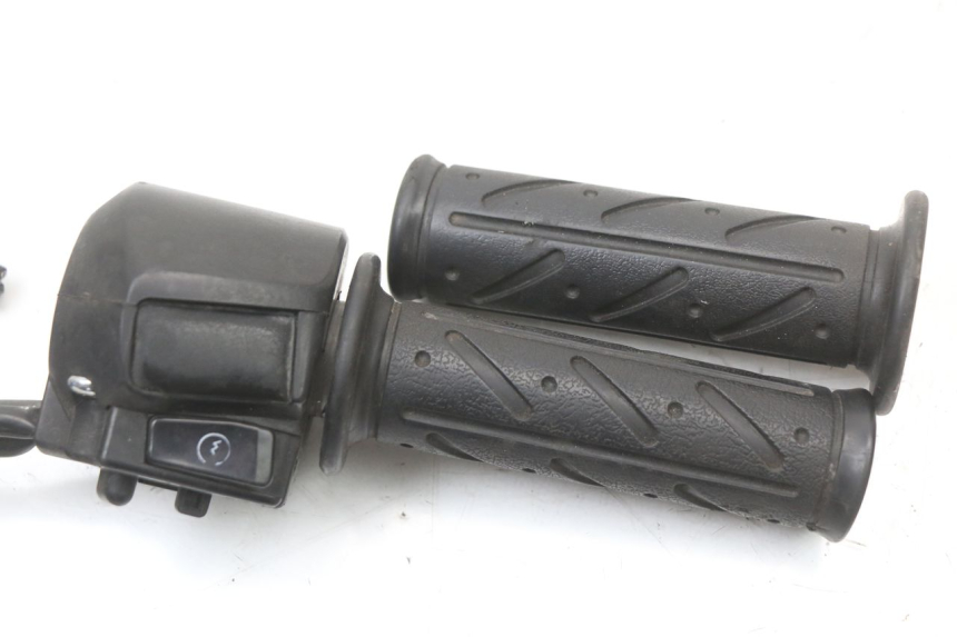 photo de RIGHT SWITCH KYMCO SUPER 8 4T 50 (2021 - 2024) - Zoom on usage condition