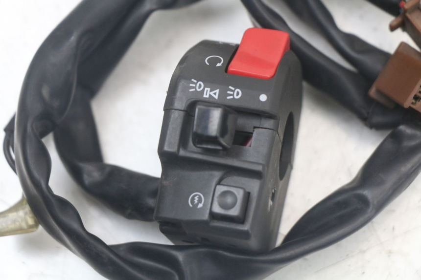 photo de RIGHT HANDLEBAR SWITCH YAMAHA TDM ABS 900 (2002 - 2014) - Zoom on usage condition