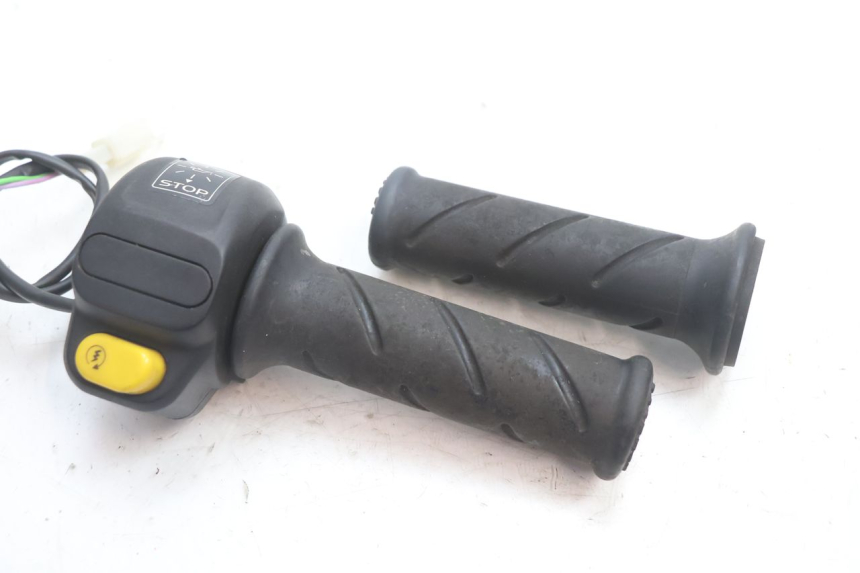 photo de RIGHT HANDLEBAR SWITCH PEUGEOT TKR TREKKER FURIOUS 50 (2005 - 2014) - Component detail