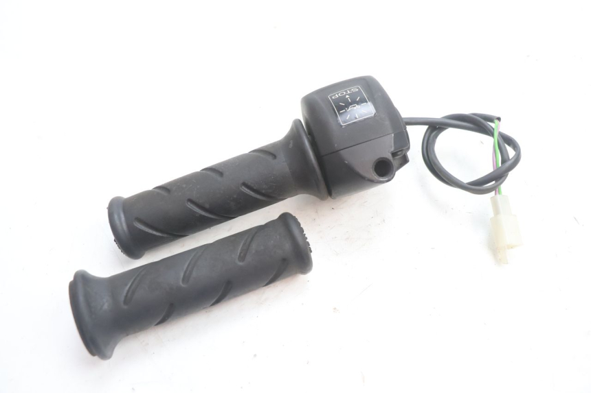 photo de RIGHT HANDLEBAR SWITCH PEUGEOT TKR TREKKER FURIOUS 50 (2005 - 2014) - Alternative perspective