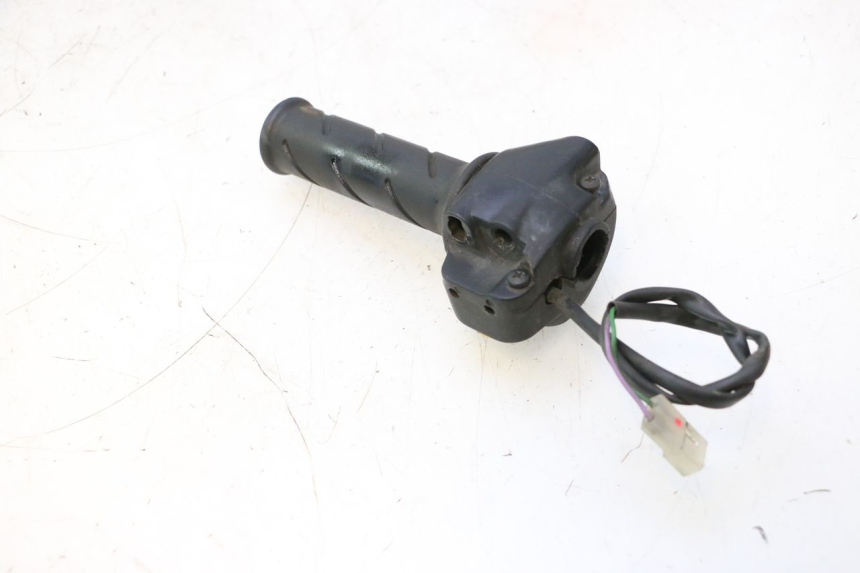 photo de RIGHT HANDLEBAR SWITCH PEUGEOT TREKKER 50 (1995 - 2004) - Zoom on usage condition