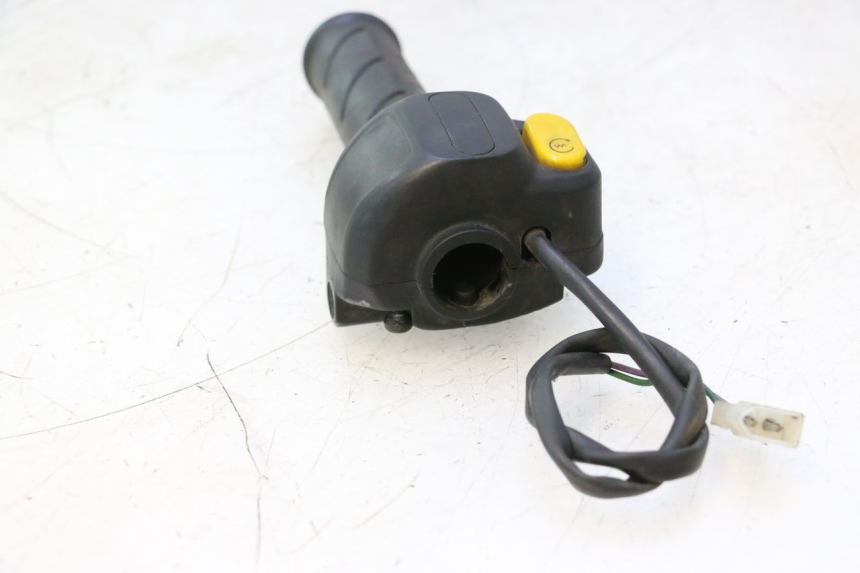 photo de RIGHT HANDLEBAR SWITCH PEUGEOT TREKKER 50 (1995 - 2004) - Alternative perspective