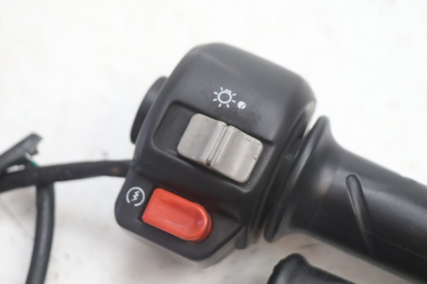 photo de RIGHT HANDLEBAR SWITCH PEUGEOT TREKKER 50 (1995 - 2004) - Component detail