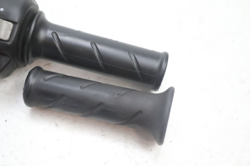 photo de RIGHT HANDLEBAR SWITCH PEUGEOT TREKKER 50 (1995 - 2004) - Zoom on usage condition