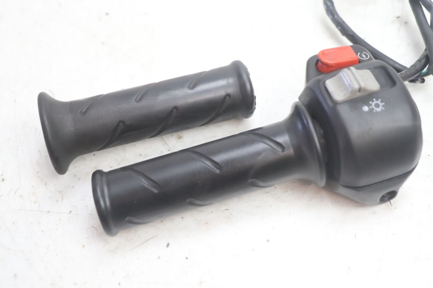 photo de RIGHT HANDLEBAR SWITCH PEUGEOT TREKKER 50 (1995 - 2004) - Technical close-up