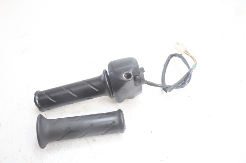 photo de RIGHT HANDLEBAR SWITCH PEUGEOT TREKKER 50 (1995 - 2004) - Product overview