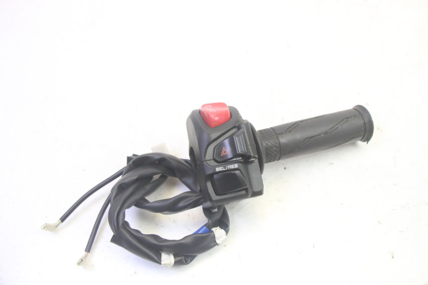 photo de RIGHT SWITCH YAMAHA TRICITY 300 (2020 - 2024) - Zoom on usage condition