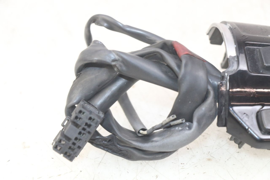 photo de RIGHT HANDLEBAR SWITCH PIAGGIO VESPA SPRINT 2T 50 (2014 - 2018) - Technical close-up