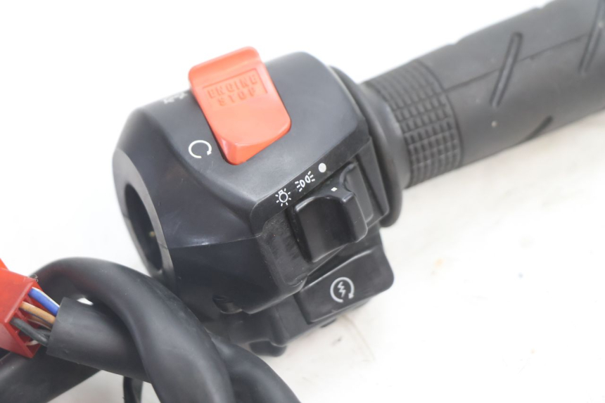 photo de RIGHT SWITCH HONDA VFR FI RC46 800 (1998 - 2001) - Zoom on usage condition