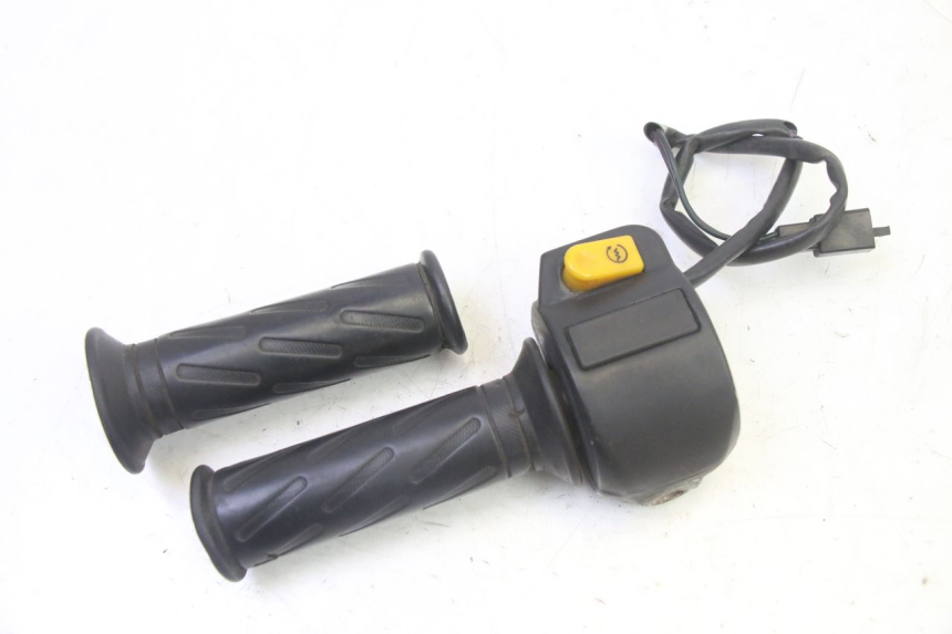 photo de RIGHT HANDLEBAR SWITCH PEUGEOT VIVACITY NEW 2T 50 (2008 - 2017) - Zoom on usage condition