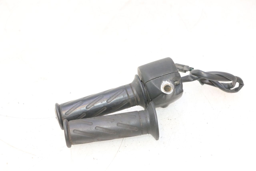 photo de RIGHT HANDLEBAR SWITCH PEUGEOT VIVACITY NEW 2T 50 (2008 - 2017) - Fixing points details