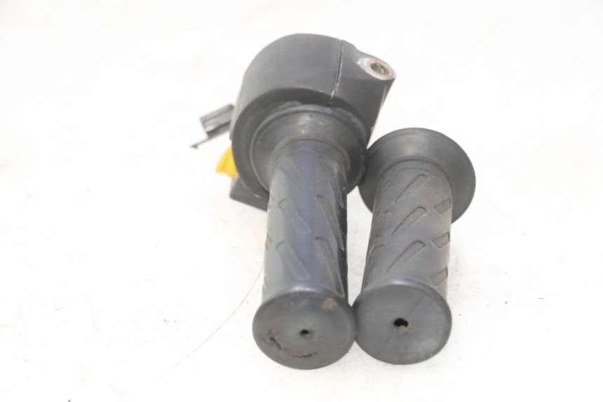 photo de RIGHT HANDLEBAR SWITCH PEUGEOT VIVACITY NEW 2T 50 (2008 - 2017) - Surface and material condition
