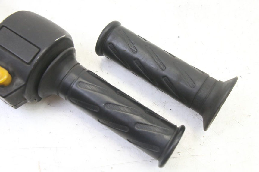 photo de RIGHT HANDLEBAR SWITCH PEUGEOT VIVACITY NEW 4T 50 (2008 - 2017) - Zoom on usage condition