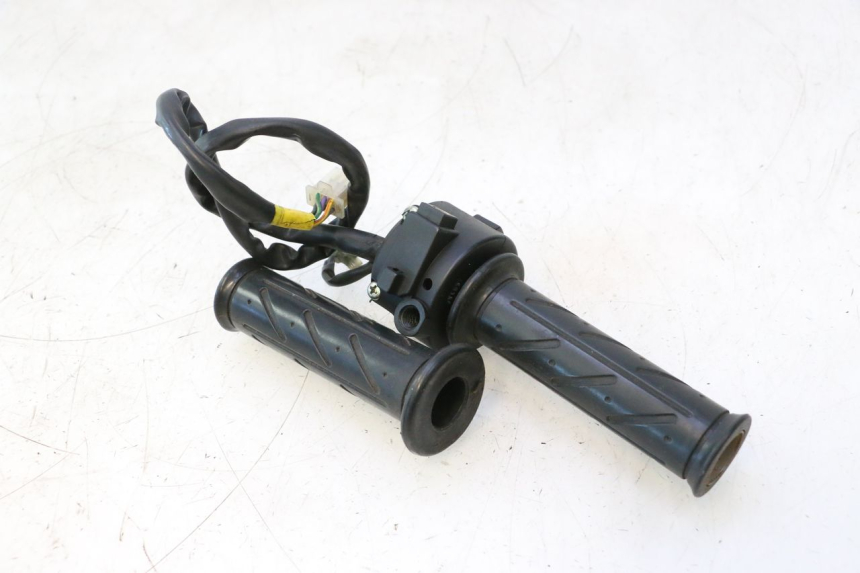 photo de RIGHT SWITCH DAELIM VJ ROADWIN 125 (2004 - 2007) - Surface and material condition