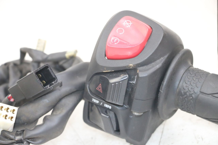 photo de RIGHT HANDLEBAR SWITCH YAMAHA XMAX X-MAX ABS 125 (2017 - 2020) - Fixing points details
